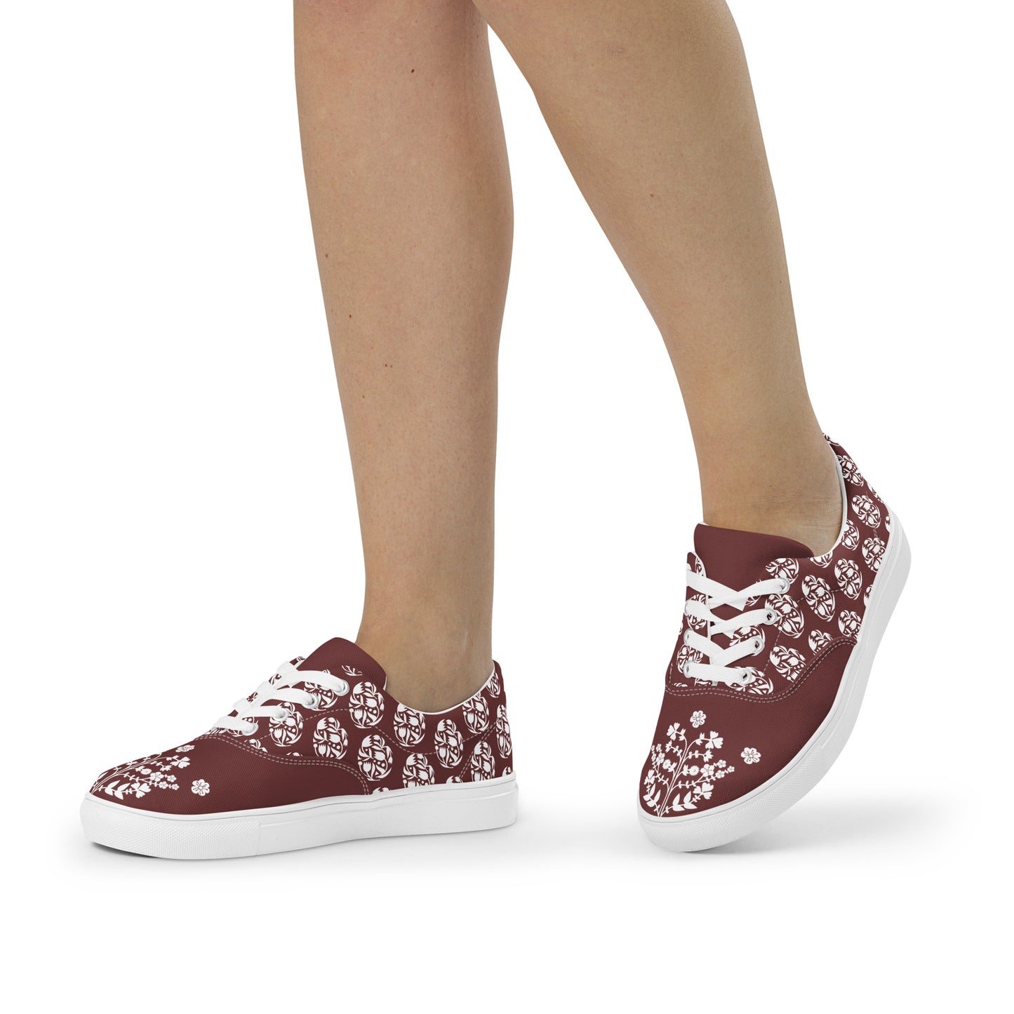 ROOTS! Women’s lace-up canvas shoes.